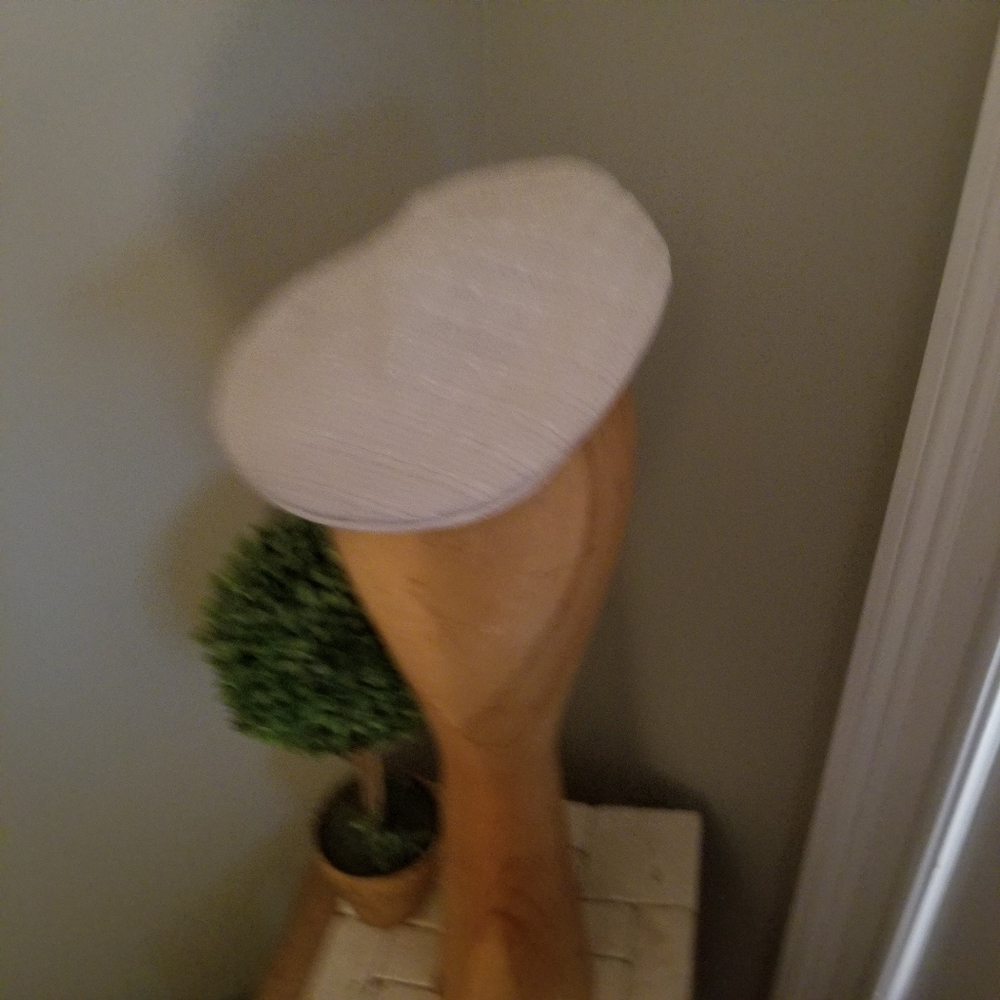 K hats mens paperboy creme colored cap in very good condition  size medium